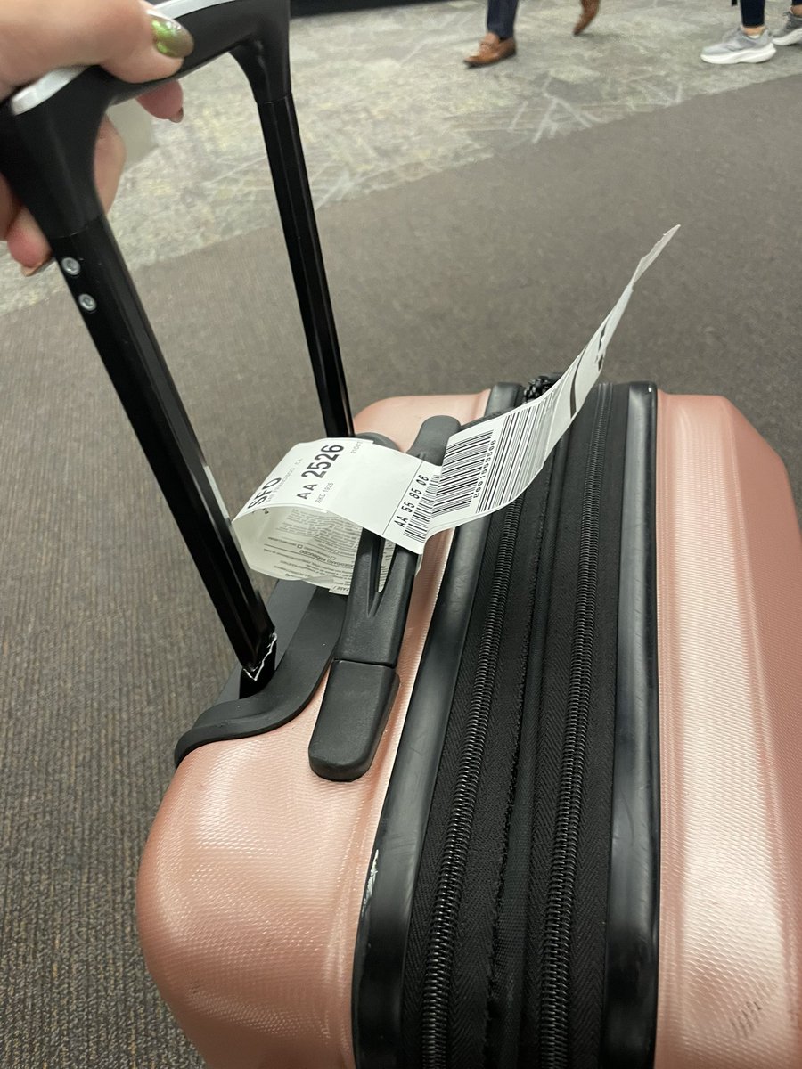 JennieNguyen18's tweet photo. @AmericanAir why tho https://t.co/yuGbeDpuK1
