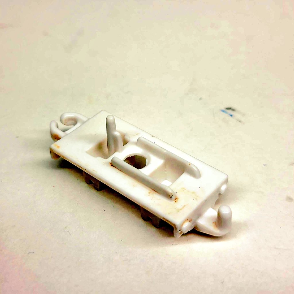TF_Minis's tweet photo. レストア用のパーツが我が家にあるから良いけど他の人は治せないからね？

フィルター掛けて汚れが際立つぐらい汚いって余程だから気をつけろよマテル・インターナショナル!! https://t.co/jEiT2d65l6