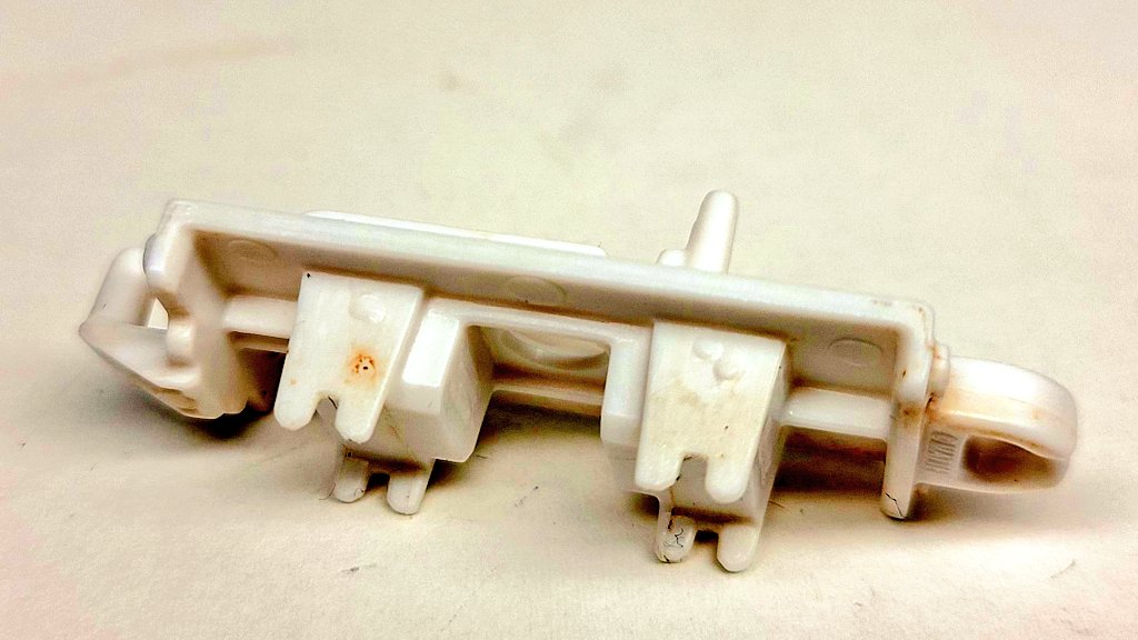TF_Minis's tweet photo. レストア用のパーツが我が家にあるから良いけど他の人は治せないからね？

フィルター掛けて汚れが際立つぐらい汚いって余程だから気をつけろよマテル・インターナショナル!! https://t.co/jEiT2d65l6