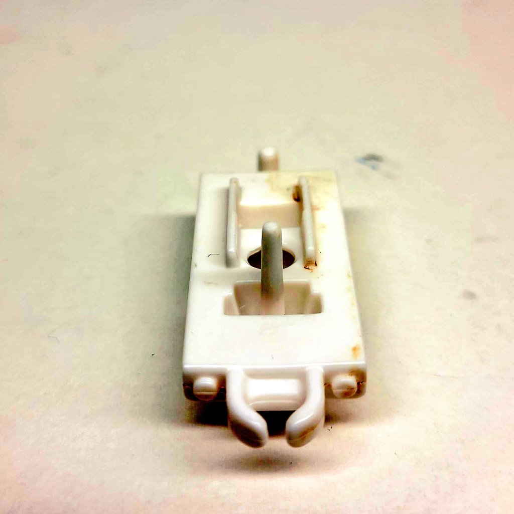 TF_Minis's tweet photo. レストア用のパーツが我が家にあるから良いけど他の人は治せないからね？

フィルター掛けて汚れが際立つぐらい汚いって余程だから気をつけろよマテル・インターナショナル!! https://t.co/jEiT2d65l6