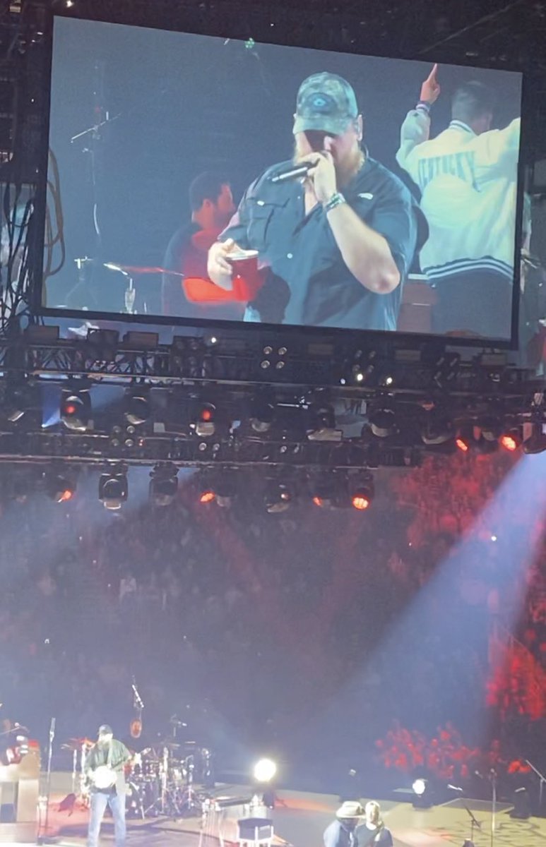 <a href="/KoreyHunt19/">Korey Hunt</a>  was rockin the old school BBN in the chicken box tonight. Heck of a show fellas!! A little C-A-T-S chant in there too. <a href="/KySportsRadio/">Matt Jones</a>