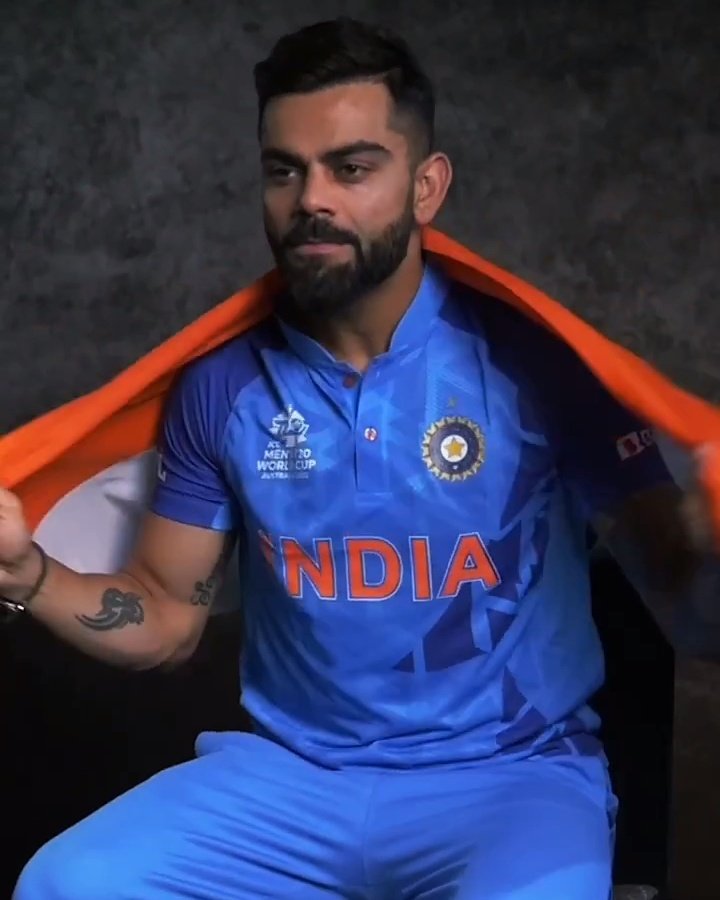 Johns. on Twitter: "Virat Kohli with the Indian flag during the photo