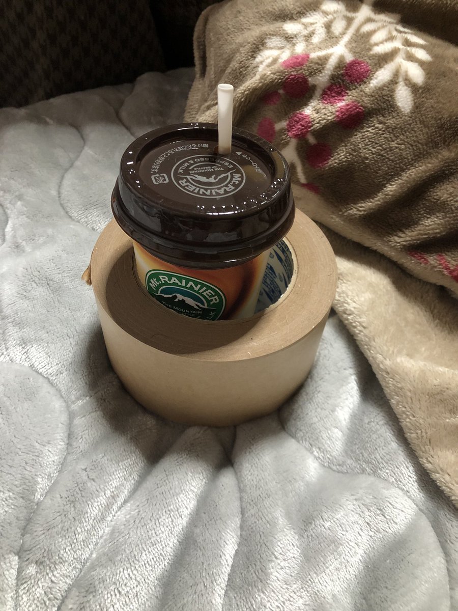 k0onefanfa's tweet photo. ベッドの上ではマウントレーニアはこう飲みましょう https://t.co/9XtgNXZxNI
