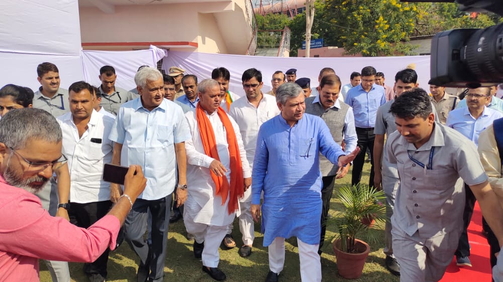 DrKirodilalBJP's tweet photo. माननीय प्रधानमंत्री श्री @narendramodi जी द्वारा 10 लाख युवाओं को सरकारी नौकरी के लक्ष्य से आयोजित रोज़गार मेले के शुभारंभ कार्यक्रम व जिसके प्रथम चरण मे चयनित 75 हजार युवाओ को नियुक्ति पत्र वितरण कार्यक्रम में आज मुख्य अतिथि श्री @AshwiniVaishnaw जी रेल मंत्री के साथ शामिल हुआ। https://t.co/yjoA5IecGy