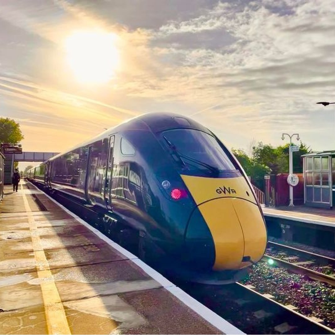 Good morning and happy Saturday! Will you be making any trips this weekend? Please let us know 😊 Thanks to Dave Frost for this wonderful photo of one of our trains waiting at Nailsea and Backwell 📸 We're here to help until 11pm today, send us a message! 💻