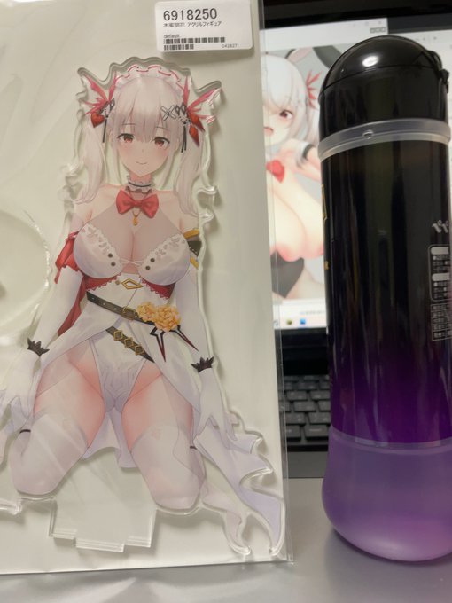 甜花ちゃんアクスタ届いた!ほんとにおっきい!

甜花ちゃんに倣ってペペローションと一緒に撮りましたが、反射で顔バレする事があるのでみなさんは真似しないようにしましょう
 #きみつばち 