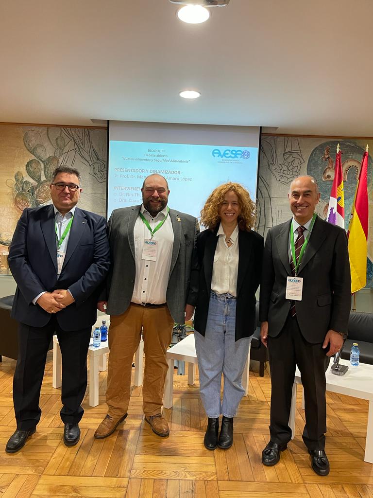 dr_nils's tweet photo. Muy orgulloso de haber sido invitado a las jornadas de la #avesa2016 en la preciosa #León, de haber compartido unas ideas acerca de los #insectos_comestibles y de haber encontrado fenomenales nuevos compañeros y amigos. ¡Muchísimas gracias! https://t.co/3Y5BBaUNUZ