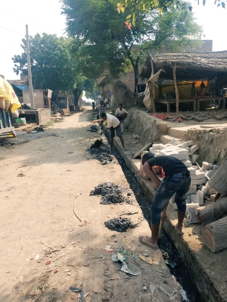 DproKannauj's tweet photo. आज दिनांक 22/10/2022 को जनपद की ग्रामीण क्षेत्रों में विशेष स्वच्छता अभियान और दीपावली त्योहार को देखते हुए  साफ सफाई का कार्य युद्ध स्तर पर। @dm_kannauj @CMOfficeUP @anujias09 @uppanchayatiraj @apcuttarpradesh https://t.co/f6oJsQDOyz