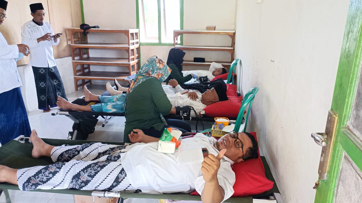 Sabtu,22 Oktober 22. Bebarengan dengan peringantan Hari santri tahun 2022, PMI Kabupaten Blora kembali mengkuhkan mengukuhkan Kampung Donor MWC NU di desa Nglungger, Kecamatan  Kradenan.
Acara kemudian di rangkai dengan Donor darah. <a href="/palangmerah/">Indonesian Red Cross</a>