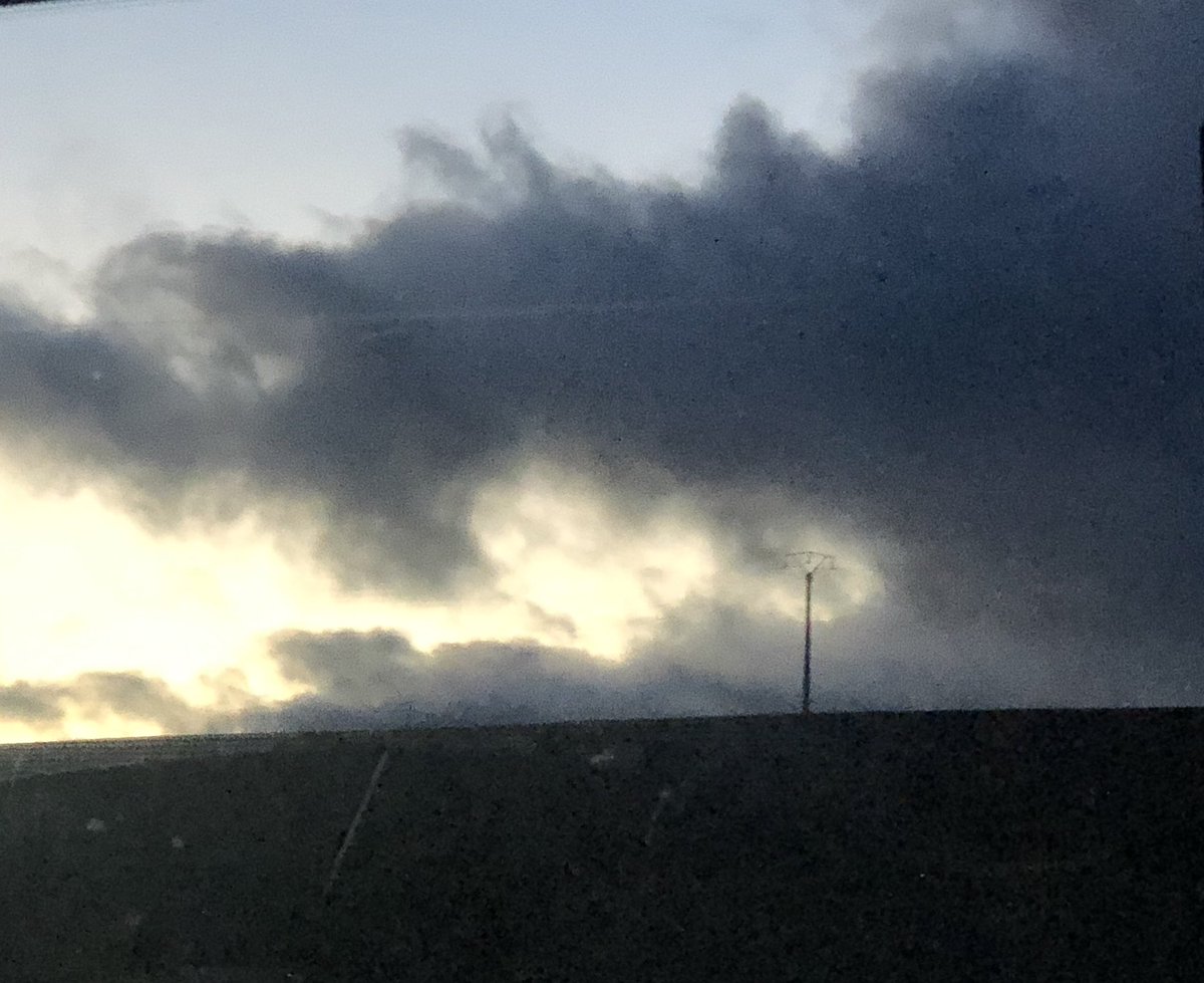 frgumer's tweet image. ¿Ves a tu espalda despuntar el sol entre la noche? El día se acerca, pero aún tienes camino en la noche delante de ti. Espéralo caminando, abre senda al día