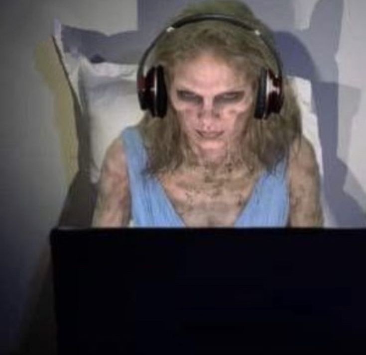r0wanplay's tweet photo. #TaylorSwift Me yesterday at 6:00 AM in my room: https://t.co/TguFw8UjQ7
