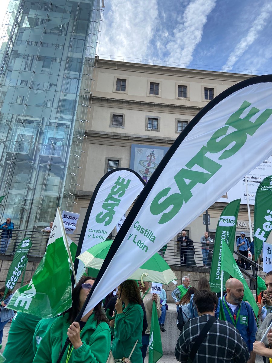 satsevalladolid's tweet photo. Hoy estamos en Madrid manifestándonos por un SALARIO DIGNO, por un EMPLEO ESTABLE, por REVALORIZAR PENSIONES #RecuperarPoderAdquisitivoYA #SATSEValladolid #SiempreContigo https://t.co/Y8WpRWubc5