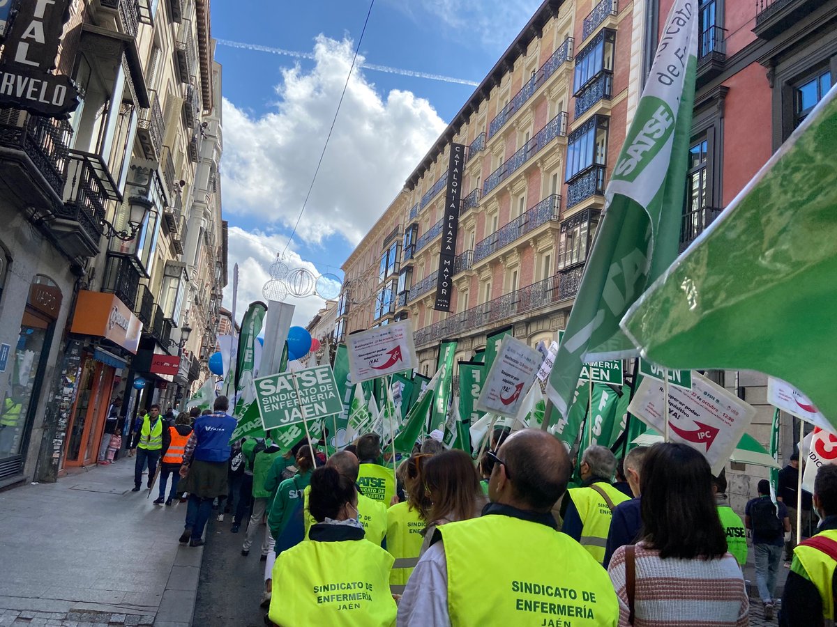 satsevalladolid's tweet photo. Hoy estamos en Madrid manifestándonos por un SALARIO DIGNO, por un EMPLEO ESTABLE, por REVALORIZAR PENSIONES #RecuperarPoderAdquisitivoYA #SATSEValladolid #SiempreContigo https://t.co/Y8WpRWubc5