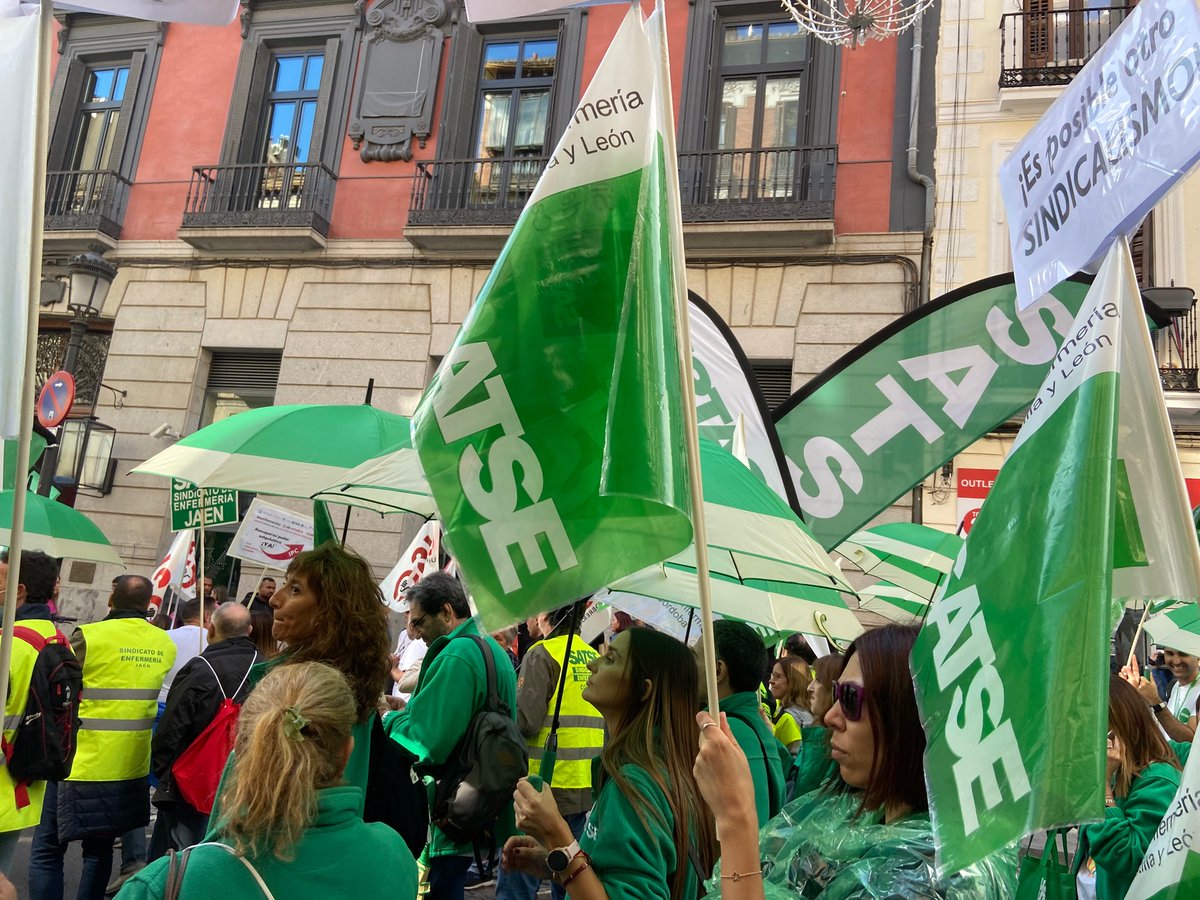satsevalladolid's tweet photo. Hoy estamos en Madrid manifestándonos por un SALARIO DIGNO, por un EMPLEO ESTABLE, por REVALORIZAR PENSIONES #RecuperarPoderAdquisitivoYA #SATSEValladolid #SiempreContigo https://t.co/Y8WpRWubc5