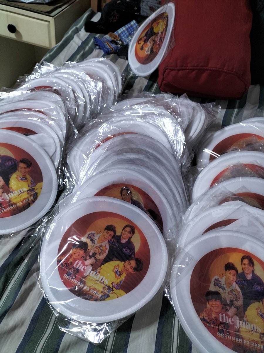 JilmerrrrIsaac's tweet photo. Ready na for tom ang mga pamaypay habang nasa pila🔥 HAHAHAHA 

@LimaDelta14 @shaaanaiaaa 
@MadamOwaa @carljpeg_jssykm 
@TheJuans_BAND
#TheJuansLiveInAraneta https://t.co/959cZplIYs