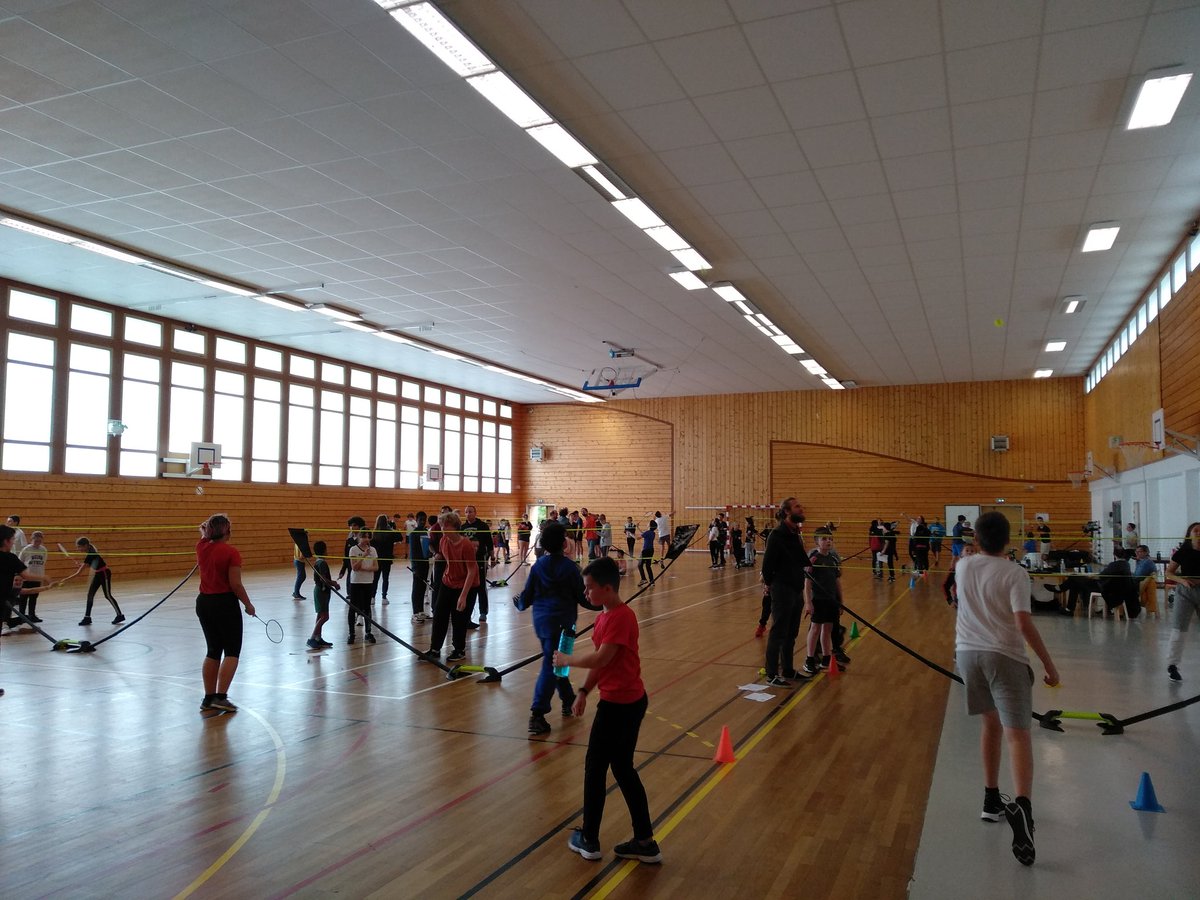 Vendredi, le tournoi de badminton des maisons s'est déroulé sous le signe de l'entraide et de la bonne humeur. Un moment de cohésion notamment entre les 6ème et leur marraine/parrain de 3ème.   <a href="/acrennes/">Académie de Rennes</a> <a href="/GagnebienJulien/">Julien gagnebien</a> <a href="/56_bef_ouest/">Bassin Éducation Formation 56 OUEST</a>