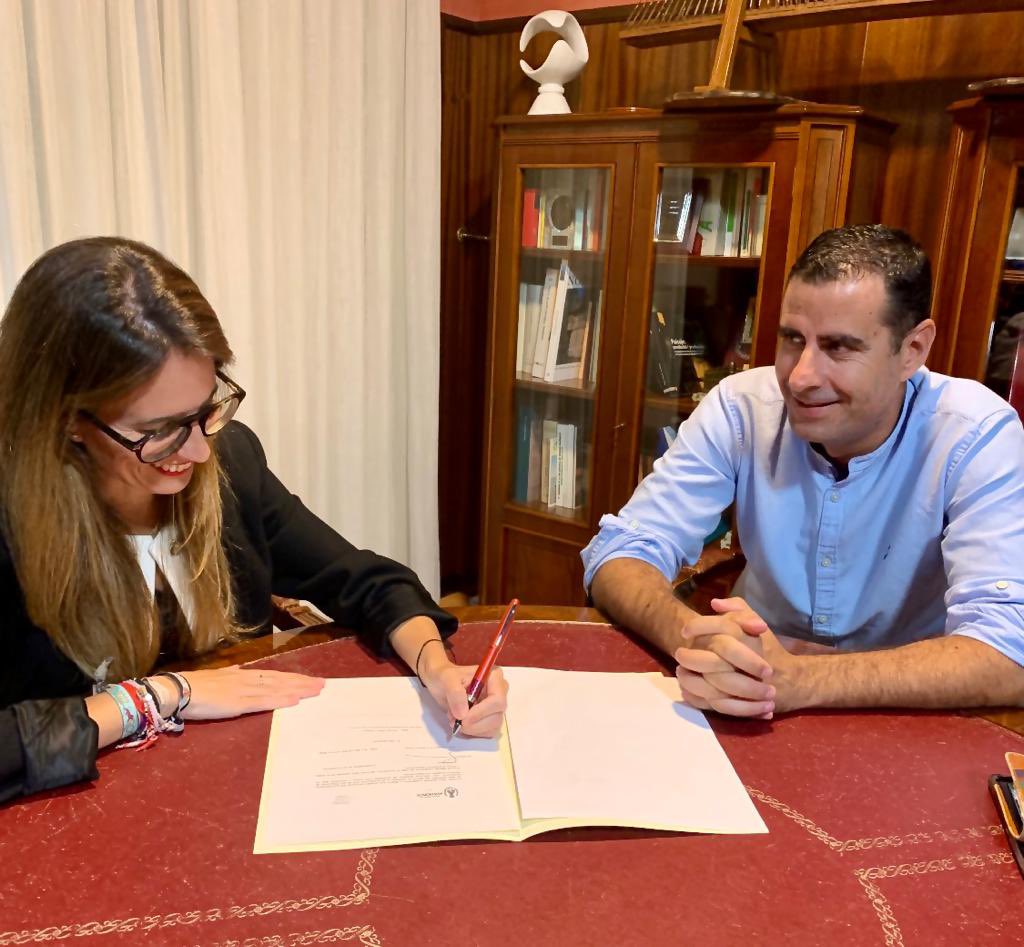 aytoayamonte's tweet photo. EL AYUNTAMIENTO DE AYAMONTE POSIBILITA LA CONSTRUCCIÓN DE UNA NUEVA SEDE DE LOS ARMADORES DE PUNTA DEL MORAL

La Alcaldesa, Natalia Santos,y el presidente de los Armadores de Punta Del Moral, Alonso Abreu, han firmado un contrato por el cual los armadores se adjudican una parcela https://t.co/5kNBva5XBO