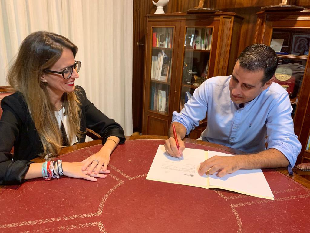 aytoayamonte's tweet photo. EL AYUNTAMIENTO DE AYAMONTE POSIBILITA LA CONSTRUCCIÓN DE UNA NUEVA SEDE DE LOS ARMADORES DE PUNTA DEL MORAL

La Alcaldesa, Natalia Santos,y el presidente de los Armadores de Punta Del Moral, Alonso Abreu, han firmado un contrato por el cual los armadores se adjudican una parcela https://t.co/5kNBva5XBO