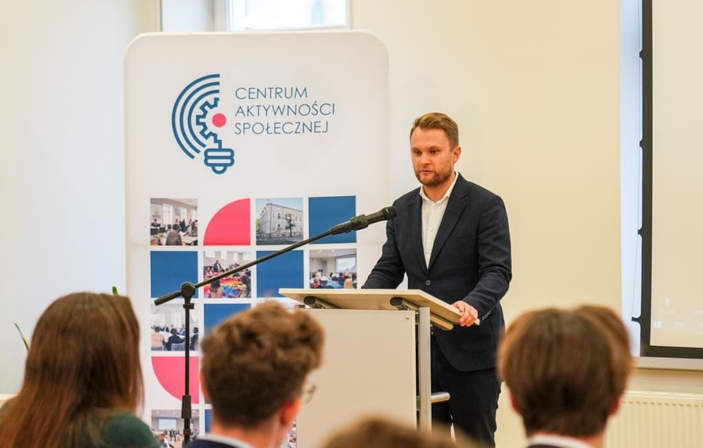 KTruskolaski's tweet photo. Dziś w #Białystok odbywa się  @parlament_mrp na który zjechali się przedstawiciele młodzieży z całej Polski.
Cieszę, że młodzi Polacy z różnych środowisk politycznych podejmują debatę na tematy ważne, dla naszego kraju.
Dziękuję za zaproszenie! https://t.co/5rLuZMCdWB