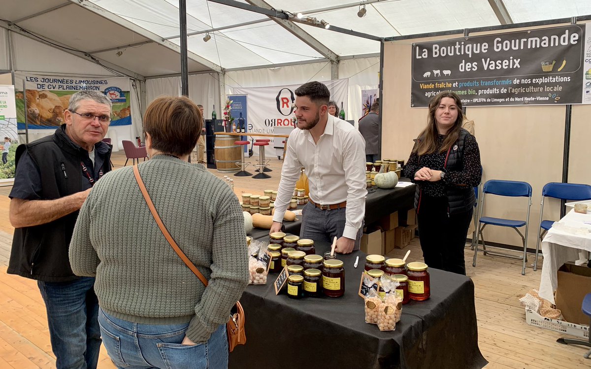 VilleLimoges87's tweet image. Inauguration ce matin au champ de Juillet #Limoges de la 8ème édition des Journées Limousines Or Rouge, en présence du Maire @ERLOMBERTIE et d'élus locaux © L. Lagarde - Ville de Limoges cc @viandeorrouge