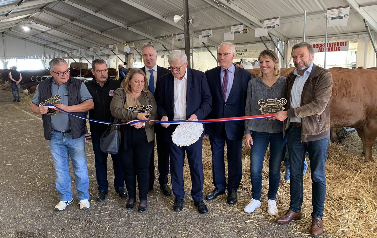 VilleLimoges87's tweet image. Inauguration ce matin au champ de Juillet #Limoges de la 8ème édition des Journées Limousines Or Rouge, en présence du Maire @ERLOMBERTIE et d'élus locaux © L. Lagarde - Ville de Limoges cc @viandeorrouge