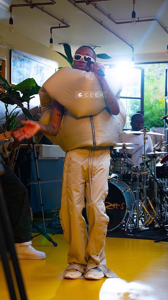 CeekAfrica's tweet photo. Catch @oxladeofficial Virtual Concert with the @Compozers on 👉🏽 https://t.co/VXO3mY0lmQ 

#Oxlade #ceek #CeekAfrica #compozers  #thecompozers https://t.co/AI55YIGP5Z