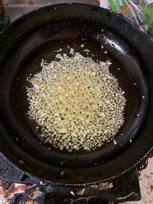 ニンニクと生姜のみじん切りをオリーブオイルで弱火で香りを出していくのだ( 'Д` ) 