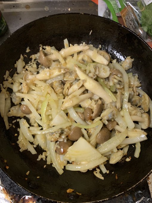 冷蔵庫に残ってた玉ねぎとしめじを入れて炒める╰(`ω' )╯🍳
ズッキーニもあったけど、今入れるとふにゃちんになるのであとでぶち込む( '▽`) 