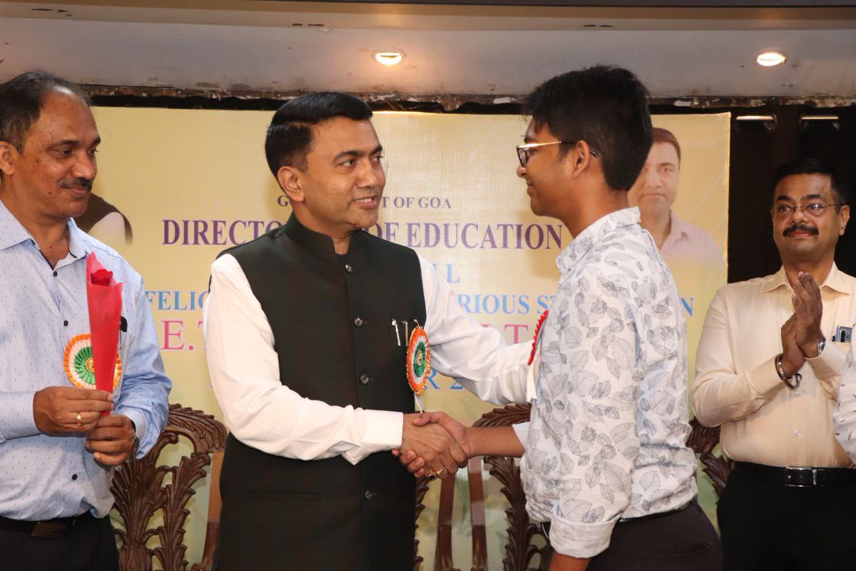DrPramodPSawant's tweet photo. Felicitated the meritorious students of GCET, NEET, IIT (JEE) and witnessed the Signing of MoU between Smiles Foundation, Inner Wheel Club Vasco and BYJU’s, organised by the Directorate of Education. 1/3 https://t.co/p71buf5YDr