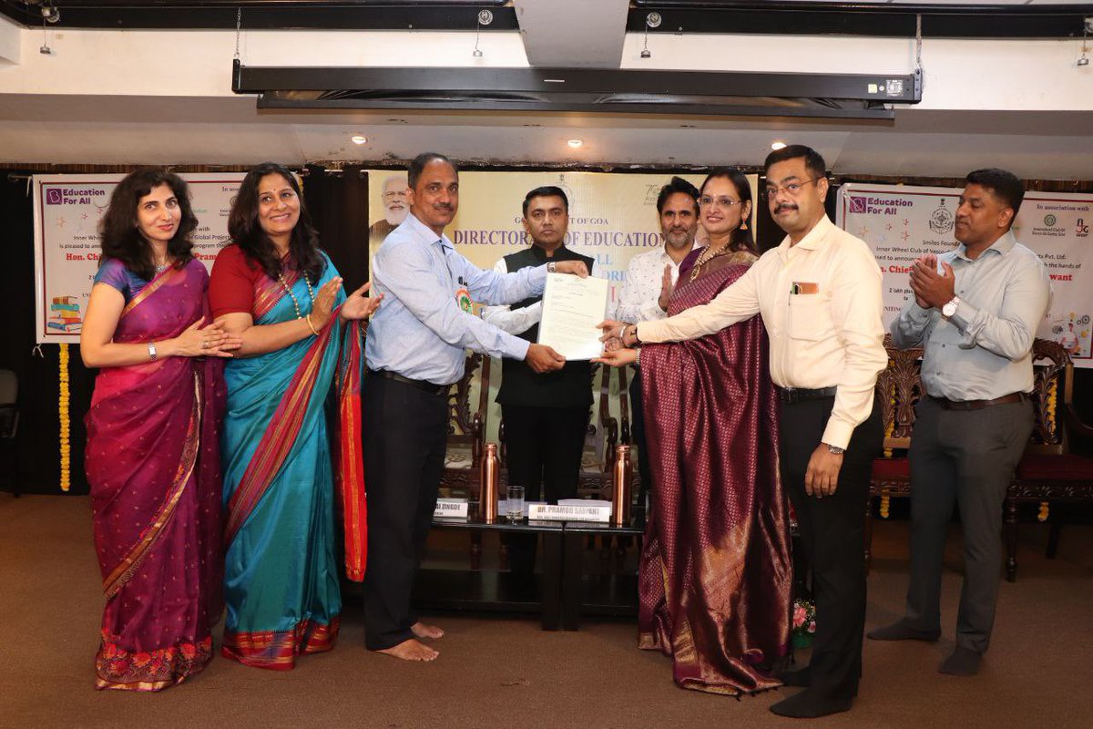 DrPramodPSawant's tweet photo. Felicitated the meritorious students of GCET, NEET, IIT (JEE) and witnessed the Signing of MoU between Smiles Foundation, Inner Wheel Club Vasco and BYJU’s, organised by the Directorate of Education. 1/3 https://t.co/p71buf5YDr
