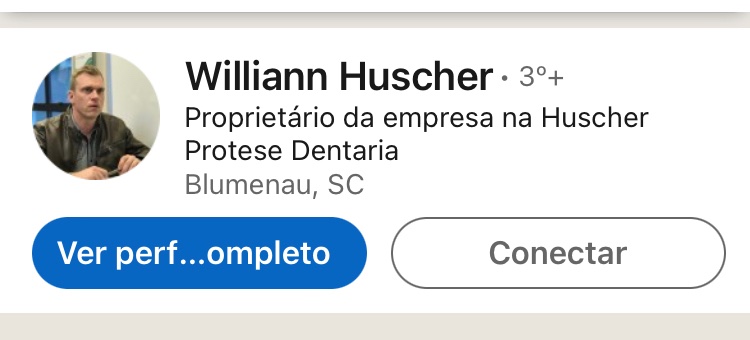 Macho escroto sendo exposto.