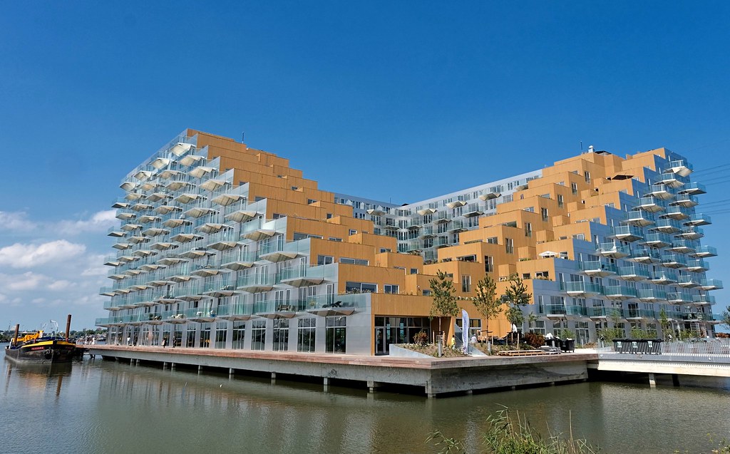 bartlvink's tweet photo. @StijnWenders Zo maar wat Amsterdamse voorbeelden die laten zien dat heel wat meer mogelijk is (in oa sociale huur, midden- en hogere huur en -koop). Zie bv #Stadionplein in Amsterdam-Zuid, #Funenpark in -Centrum, #Spaarndammerhart in -West en #Sluishuis in -Oost. https://t.co/BoXcaotfoP