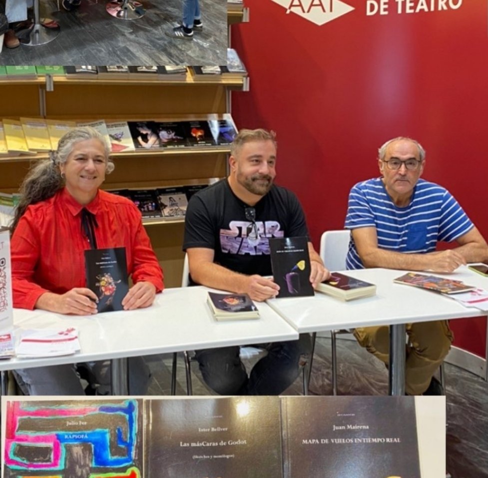 Firmando "Mapa de Vuelos en tiempo real" en el 23 SILT Teatro Valle-Inclán con Julio Fernández y <a href="/esterbellver/">Ester Bellver</a> <a href="/EdicINVASORAS/">edicionesinvasoras</a>