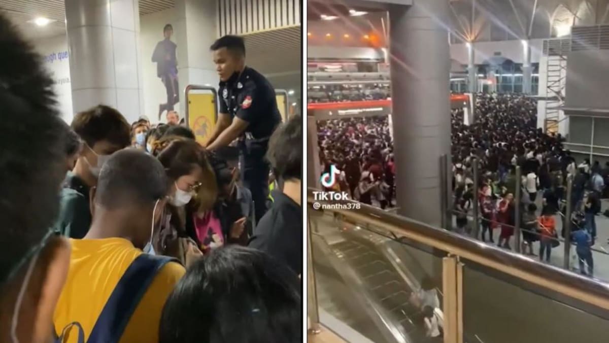 ChannelNewsAsia's tweet image. 'Stop pushing!': Crowds at Malaysia immigration at the start of Deepavali long weekend cna.asia/3sgeTSz