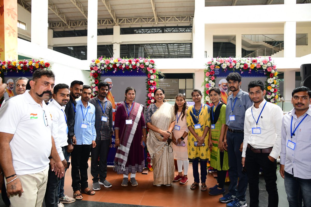 ShobhaBJP's tweet photo. Several intitiaves are being brought for the #YuvaShakti of the country.

All the vacancies across the ministries will be filled in mission mode.

Our Govt. is committed to build a #NewIndia with the help of #YoungIndia.
#RozgarMela https://t.co/h3ZNFBdR5W
