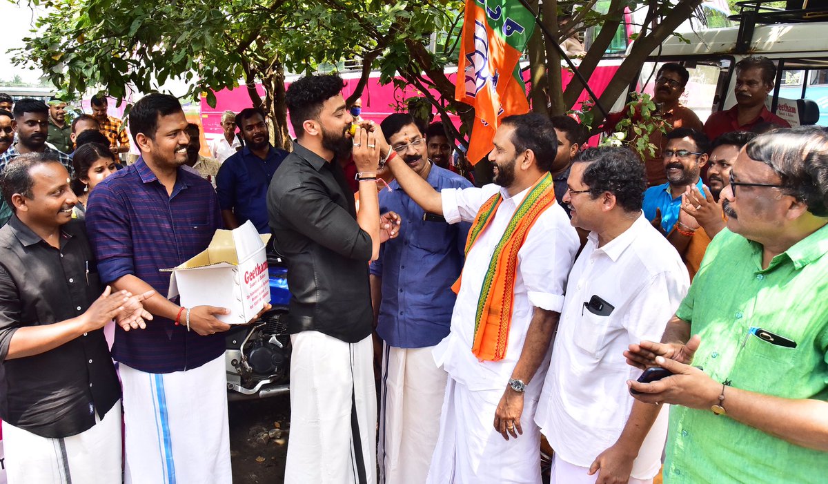 ckkbjp's tweet photo. അഭിനന്ദൻ സഭ
10 ലക്ഷം പേർക്ക് കേന്ദ്ര സർവീസിൽ തൊഴിൽ നൽക്കുന്ന പദ്ധതിക്ക് തുടക്കം കുറിച്ച് 75000 പേർക്ക് നിയമന ഉത്തരവ് നൽകിയ കേന്ദ്ര സർക്കാരിനെ അഭിനന്ദിച്ചും യുവമോർച്ച പാലക്കാട് സംഘടിപ്പിച്ച അഭിനന്ദൻ സഭ ബിജെപി സംസ്ഥാന അധ്യക്ഷൻ ശ്രീ. കെ സുരേന്ദ്രൻ ഉദ്ഘാടനം ചെയ്തു .
#ThankYouModiJi https://t.co/j9hAEkNxB1