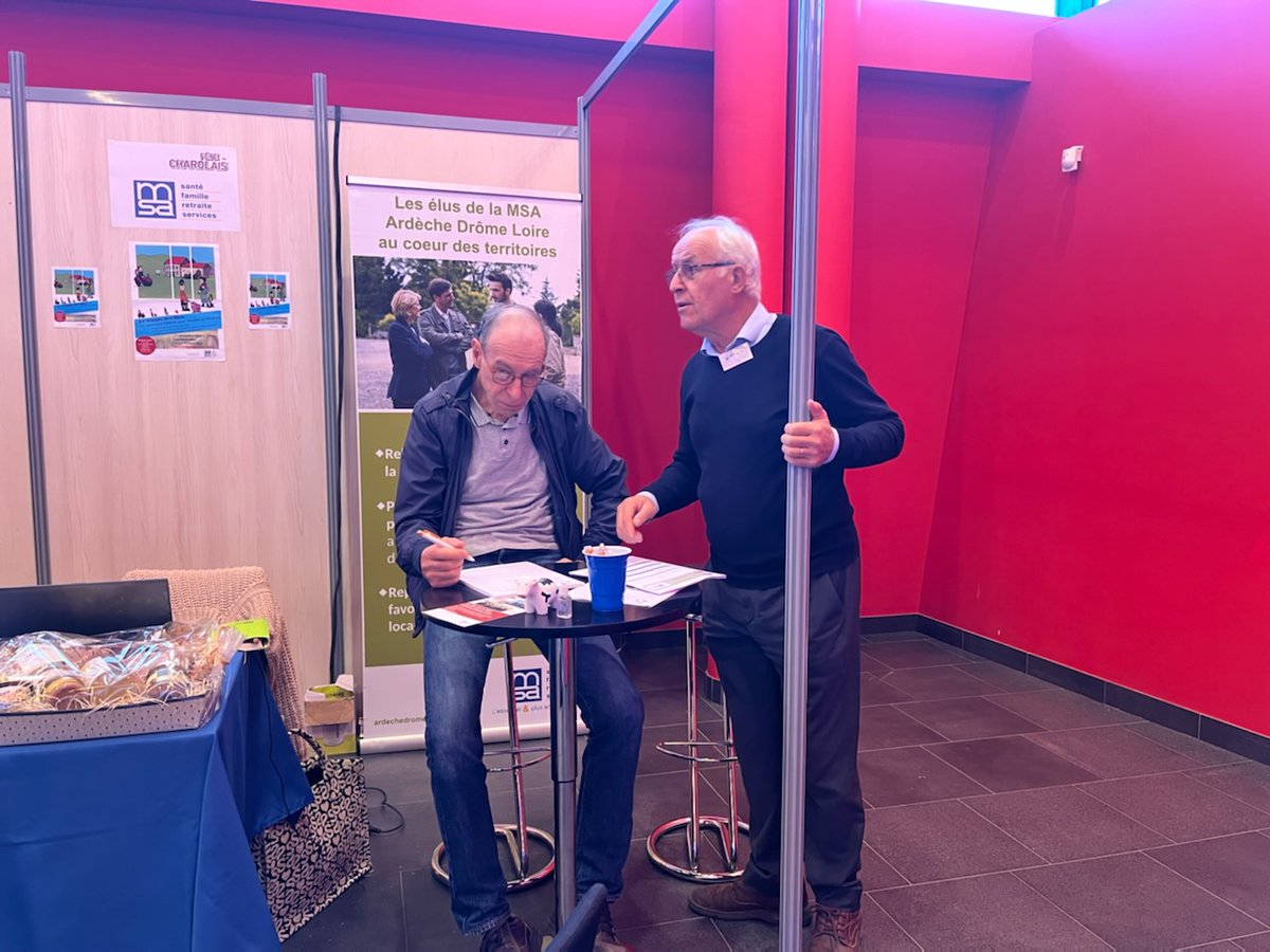 msa072642's tweet photo. 📢La #MSA présente à la Fête du Charolais à Riorges dans la Loire. Un stand animé par les élus de la @msa072642 qui  proposent une dernière fois  le quizz sur l'alimentation.. en guise également de clôture de l'#actioncommune ! #élusengagés https://t.co/LDwV1rWAn5