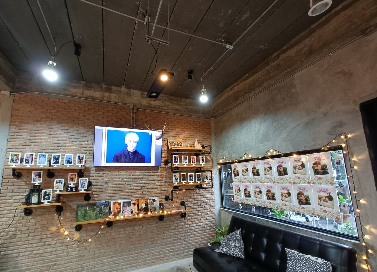 Hiranyika_S's tweet image. คาเฟ่นี้น่ารักสุดๆ มีร้องเพลง เป่าเค้ก HBD ให้น้องแพทด้วย 🥰🎂🎉

#RoseofPatrickDream
#INTO1Patrick #แพทริค 
@patrick_pppat