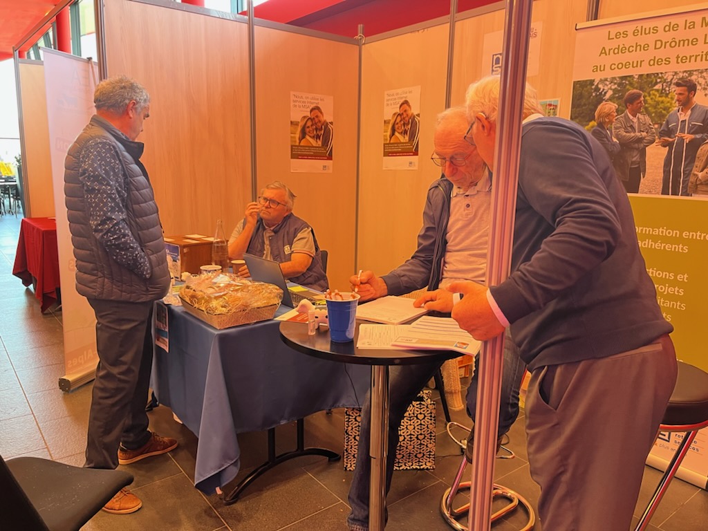msa072642's tweet photo. 📢La #MSA présente à la Fête du Charolais à Riorges dans la Loire. Un stand animé par les élus de la @msa072642 qui  proposent une dernière fois  le quizz sur l'alimentation.. en guise également de clôture de l'#actioncommune ! #élusengagés https://t.co/LDwV1rWAn5