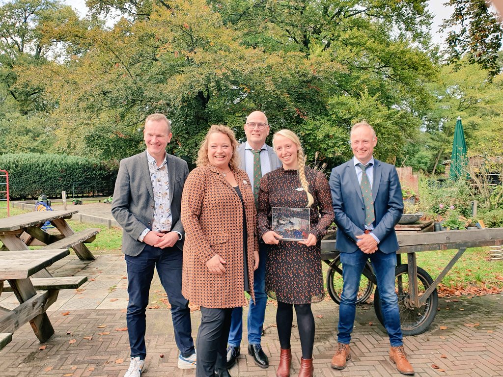 HeleenLansink's tweet photo. De scholars van de @ProvOverijssel '18'19'21 en de kersverse #NuffieldAg scholar 2023 Linda Kopczinski!!
#nuffieldNL https://t.co/uLRcuVeAa0