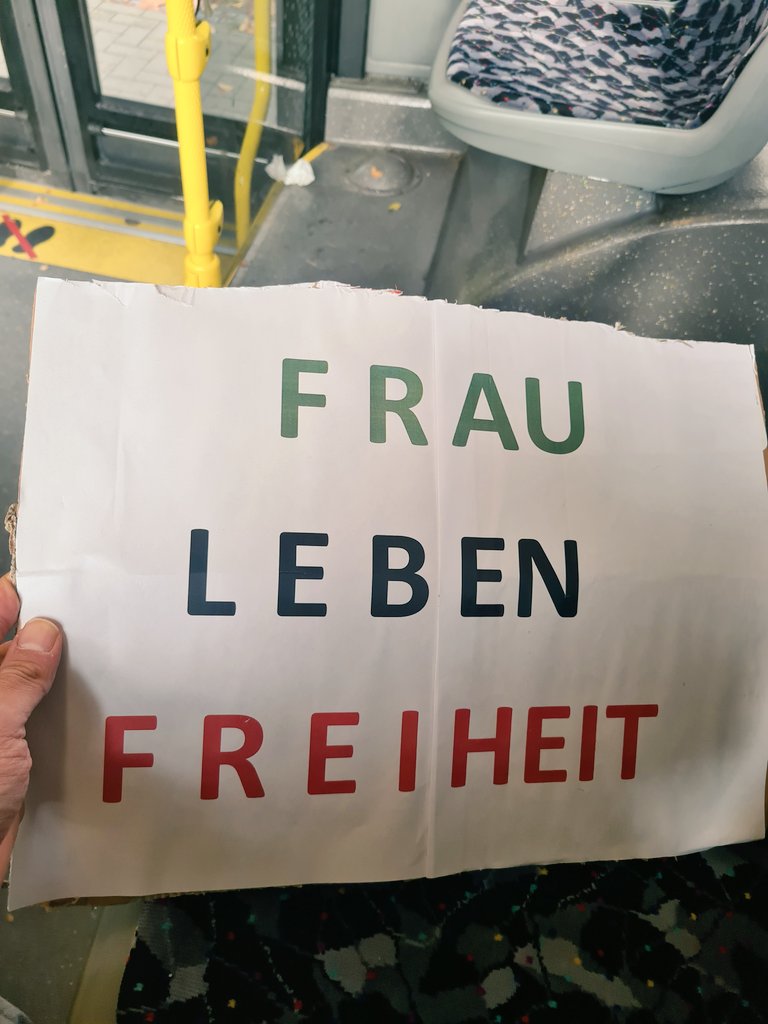 Auf dem Weg zur Demo. Zan Zendegi Azadi! Wir senden heute in #Berlin ein Signal an die Menschen im #Iran, dass wir an ihrer Seite stehen und sie in ihrem Kampf gegen das barbarische Regime nicht allein sind. #IranRevoIution #IranProtests