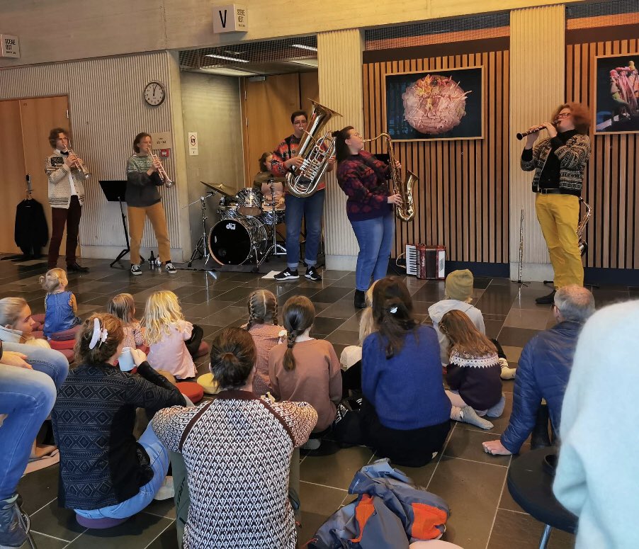 Bandet #Blåsebaluba trollbandt også det yngste publikumet da de spilte på operabarnetimen @hteater lørdag formiddag. De kreative og dyktige musikerne er studenter ved #Musikkonservatoriet 🤩🎶👏🏼 Forestillingen var en del av #ArcticOperaFestival2022 i Tromsø #norgesarktiske #opera