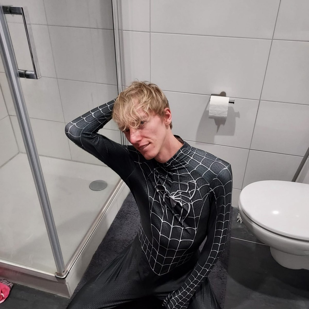 Went to a sauna with some friends and at the after party one of them had a venom suit. He let me try it on 😏

Late at night only the bathroom had good lighting but just imagine I'm in your bedroom instead 😈