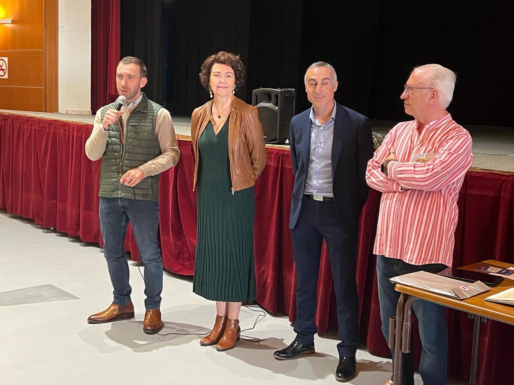 JulienDive's tweet photo. À #Holnon, tout ce week-end c’est le 8ème salon d’automne des artistes locaux organisé par l’association saint-quentinoise « Art et Littérature ».
En plus de reconnaître le travail des bénévoles associatifs c’est aussi souligner l’importance de démocratiser l’accès à la culture. https://t.co/XKexGq1upZ