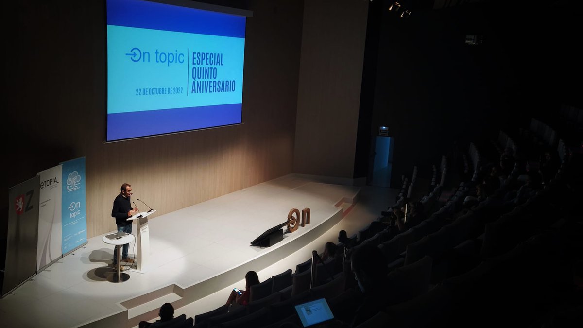 "Si algo demuestra Ucrania es que lo que sucede fuera de nuestras fronteras nos afecta. Debemos ofrecer una mirada más amplia sobre lo que pasa en el mundo, especialmente a las generaciones futuras, y generar interés sobre ello", <a href="/DavidJimenezTW/">David Jiménez</a> en @ontopicos