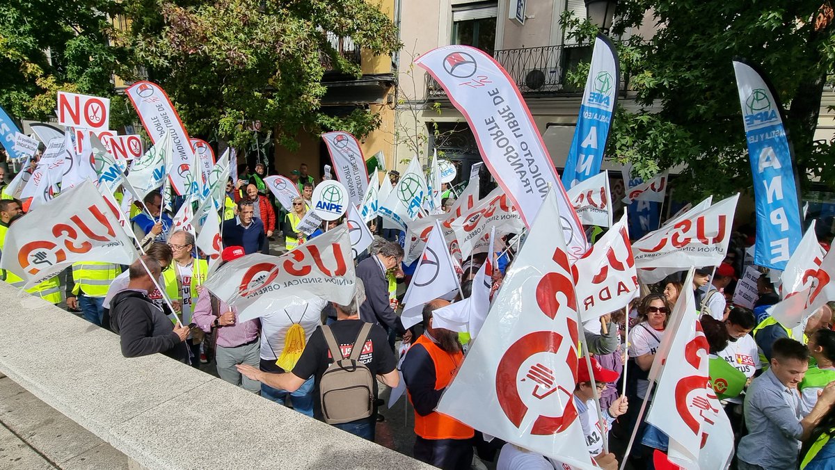 ¡Sigue entrando gente en la plaza del Reina Sofía! 9 sindicatos, más de 8.000 personas en la manifestación por #SubirSalarios #RecuperarPoderAdquisitivoYA