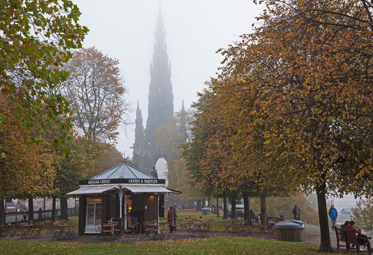 East Princes Street Gardens this morning before the rain. #edinburgh #autumn #fog #weather #Scotland