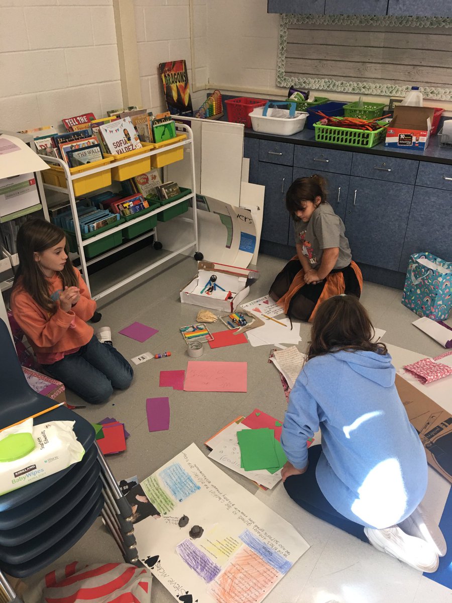 Teach22Lb's tweet photo. 4th graders during their WINGS period.  Working on research projects. ⁦@WestSchoolLBNY⁩⁦@LBSchoolsNY⁩ https://t.co/4emZsMK6Zl
