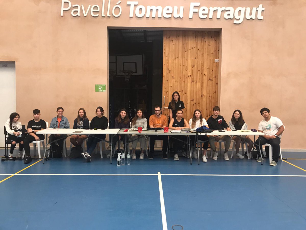 ComArbitresFBIB's tweet photo. La nova promoció d'àrbitres que recent han acabat el curs de formació han realitzat avui les pràctiques de pista a Sant Josep dirigint dos partits premini Preferent

🏃 Han estat 15 àrbitres i 11 taules

👏🏻 Moltes gràcies al @clubsantjosep per les facilitats

#IllesDeBàsquet https://t.co/0c3bUsqzA6
