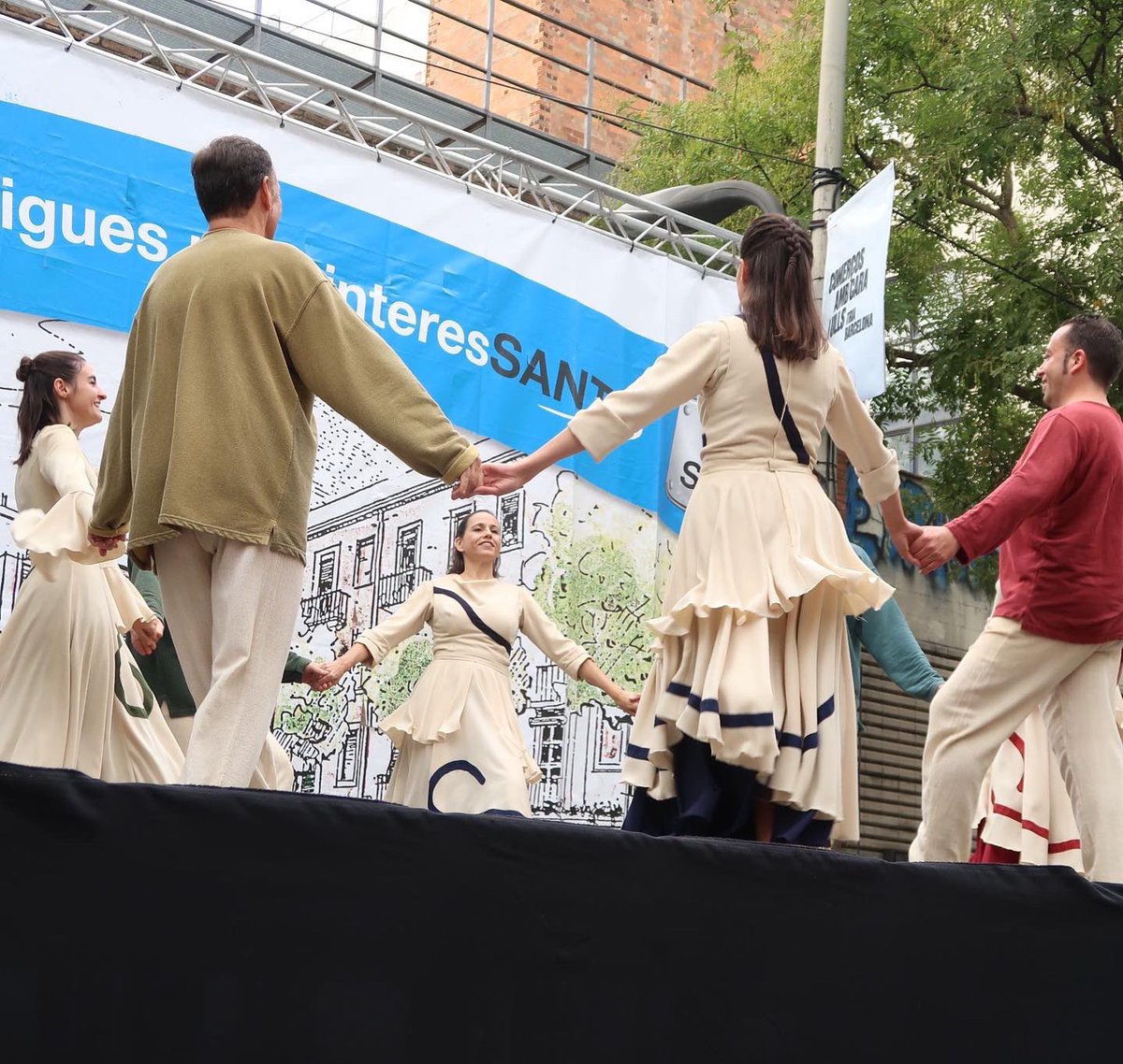 esbartciutatcom's tweet photo. Avui actuació conjunta de les seccions @esbartciutatcom #escoladedansa #juvenils #cosdedansa ✌️ a la fira #Tradicat 2022 @CarrerdSants https://t.co/LbOH4lBk2V